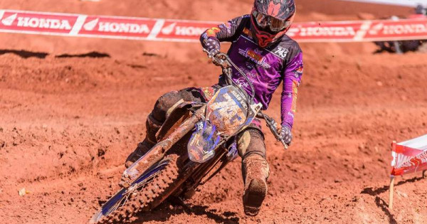 Aos 8 anos, moradora de Cianorte acumula vitórias e faz sucesso no motocross