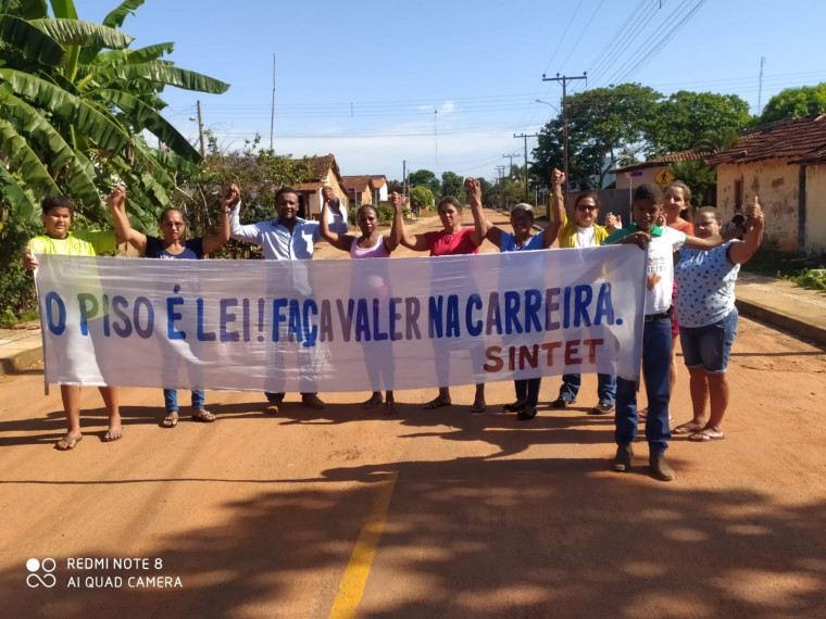 Professores em greve fizeram manifestações.