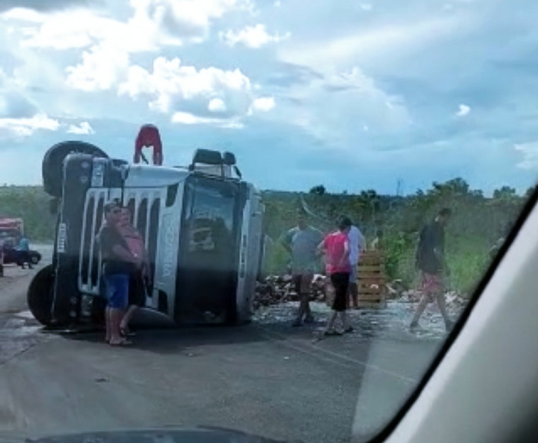 Caminhão que transportava tomates tomba na BR 251