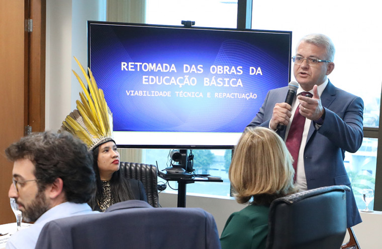 Presidente do TCE em apresentação aos ministros.