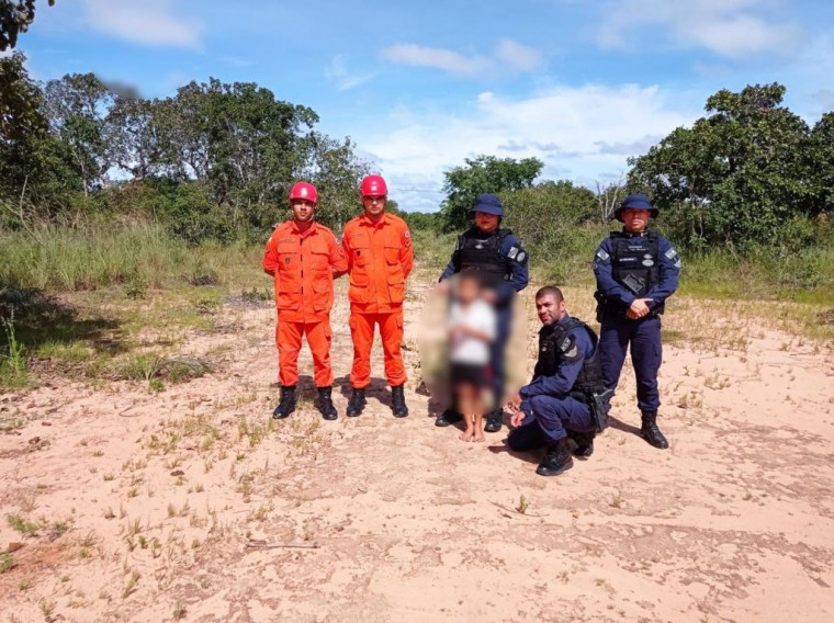 Criança com os bombeiros e guardas municipais.