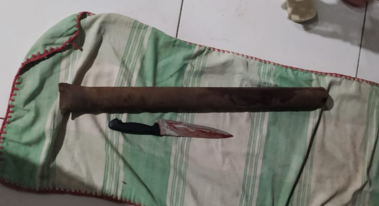 Faca e uma barra de ferro usada pela mulher