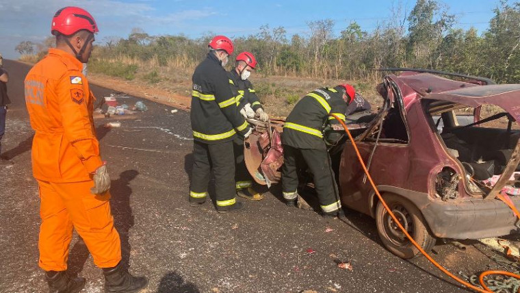 Duas pessoas morrem em acidente entre ambulância e moto na BR-251