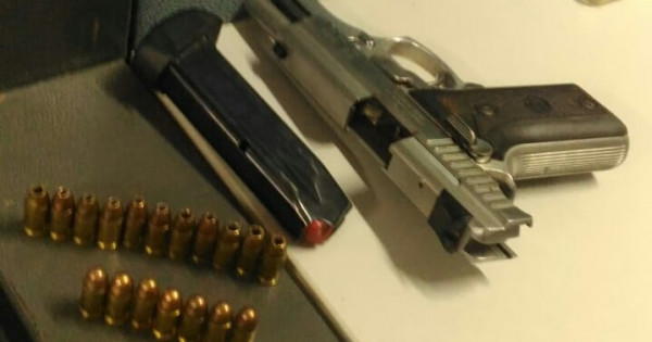 Morador encontra pistola e munições no pátio de casa em Gravataí