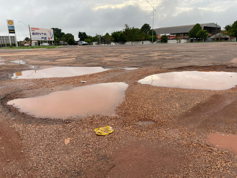 Moradores pedem uma solução para a buraqueira