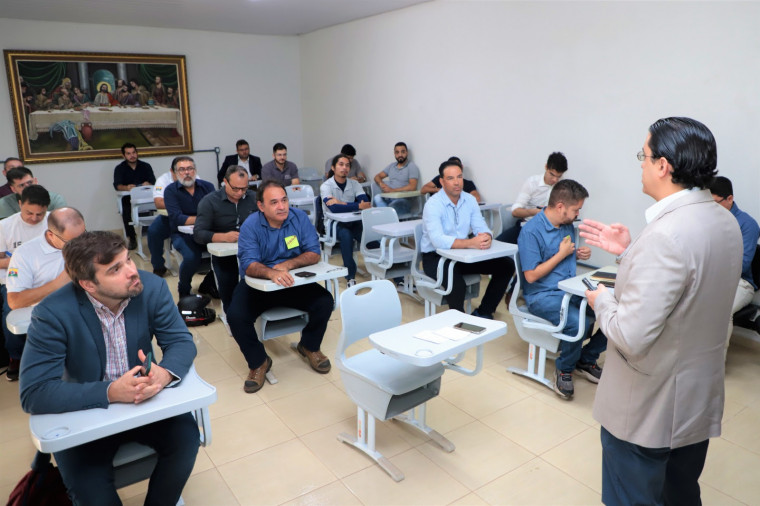 No treinamento, servidores debatem assuntos relacionados ao processo que irá otimizar o avanço tecnológico na cidade..