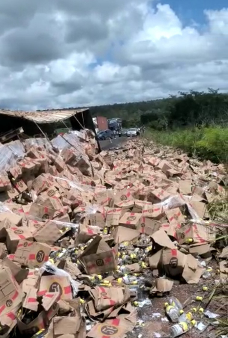 Caminhão que transportava tomates tomba na BR 251