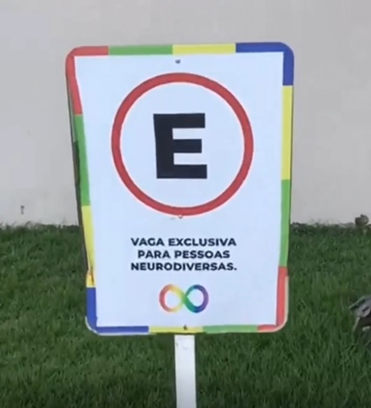 Placa sinalizando a vaga no estacionamento do shopping.