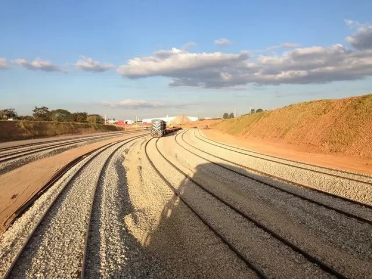 Ferrovia Norte-Sul concluída após 36 anos.