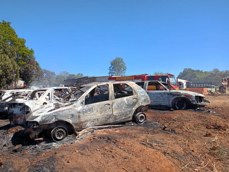 Fogo teria começado em lote baldio ao lado do pátio.