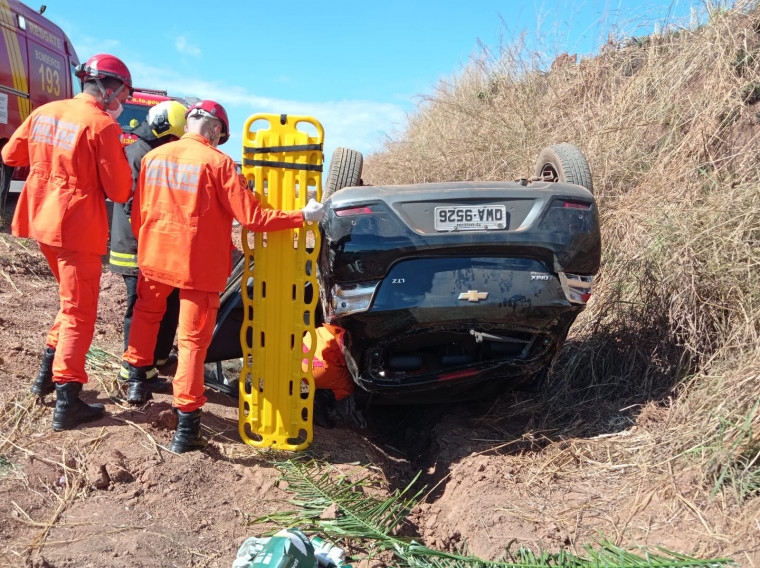 Vítima com fratura foi retirada pelos bombeiros.