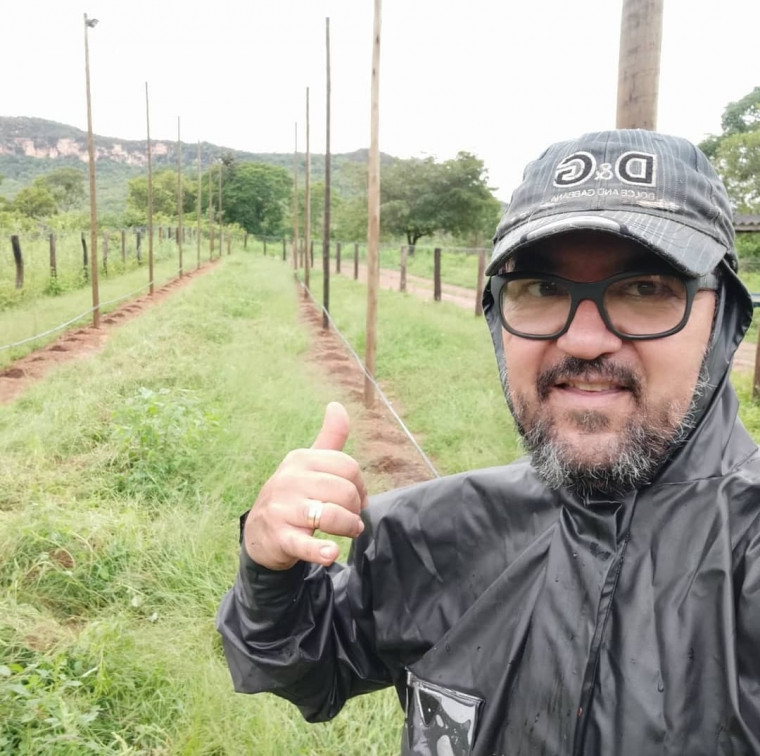 Paulo Jordão na plantação de lúpulo