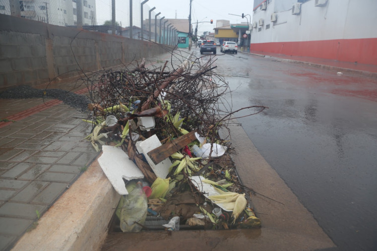 Entulhos nas bocas de lobo