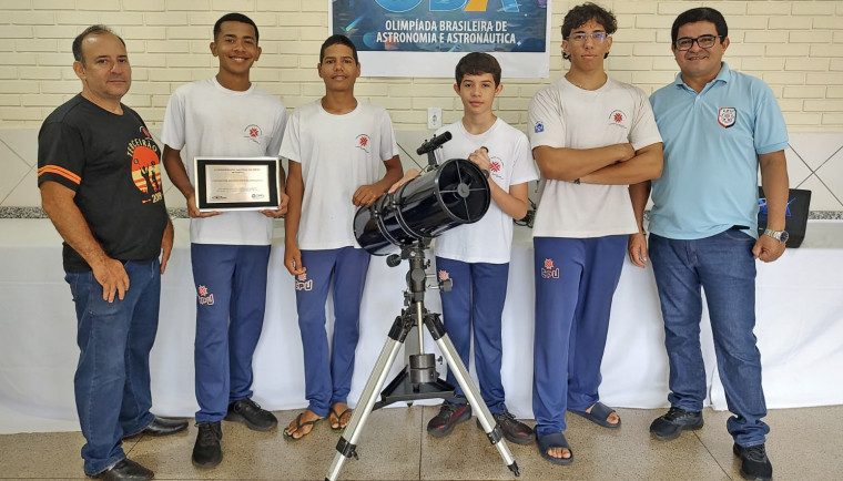 Diretor, professor e os estudantes premiados na olímpiada.