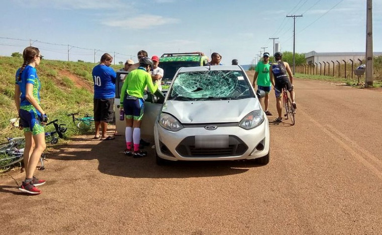 Carro envolvido no atropelamento do médico