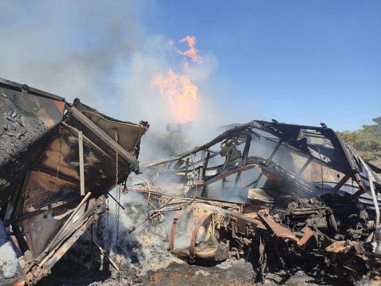 Carretas ficaram totalmente destruídas após incêndio.