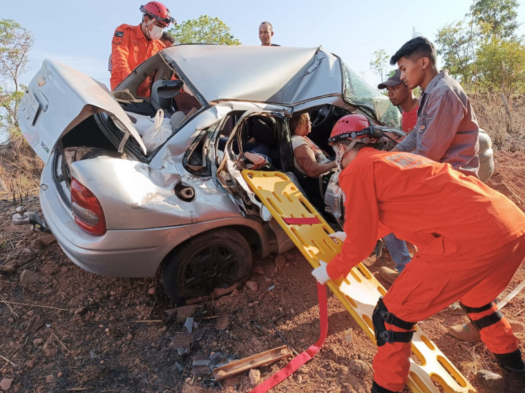 Bombeiros retirando as vítimas do carro de passeio.