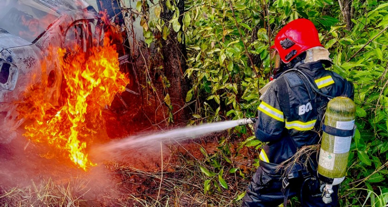 Bombeiro militar realiza extinção de incêndio em veículo com sete vítimas da mesma família