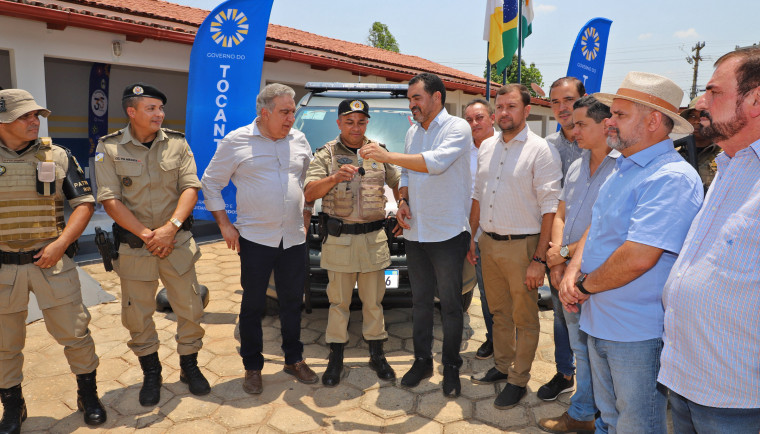 Governador Wanderlei Barbosa entrega veículo a PM de Filadélfia