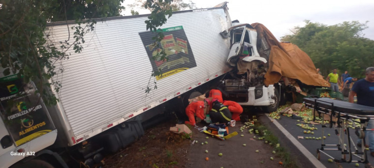 Um dos motoristas foi retirado da cabine que ficou destruída.