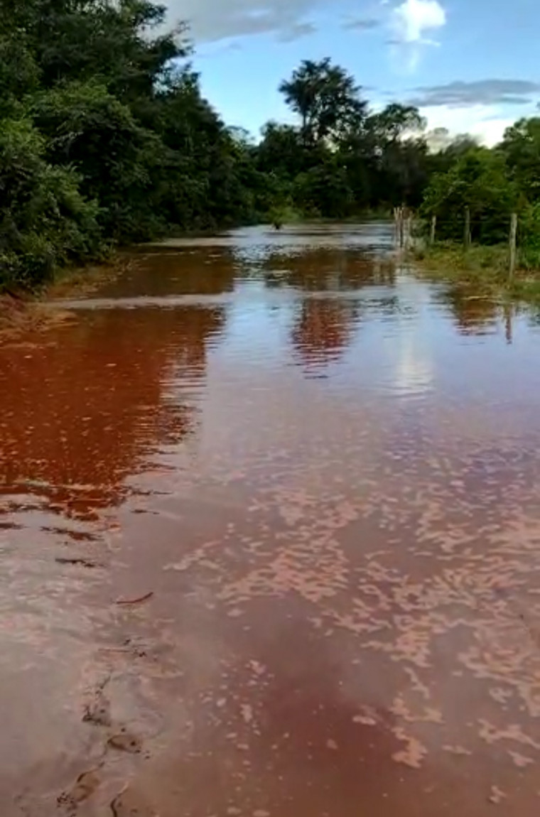 ônibus escolar ao extremo Passando pelos ATOLEIROS! 