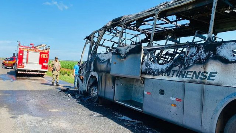 Segundo bombeiros, ninguém se feriu.