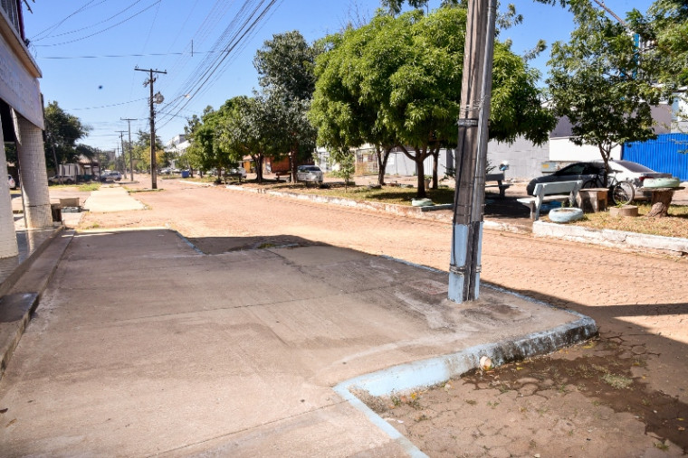 Postes serão “abraçados” pelas calçadas, melhorando a sinalização