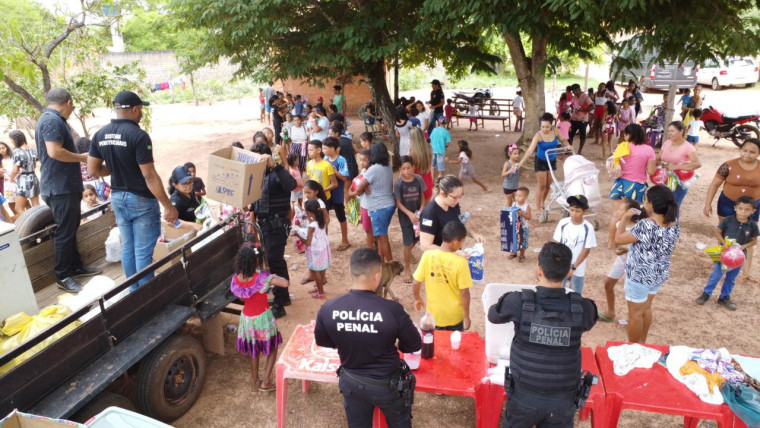 Crianças receberam a doação de vários brinquedos