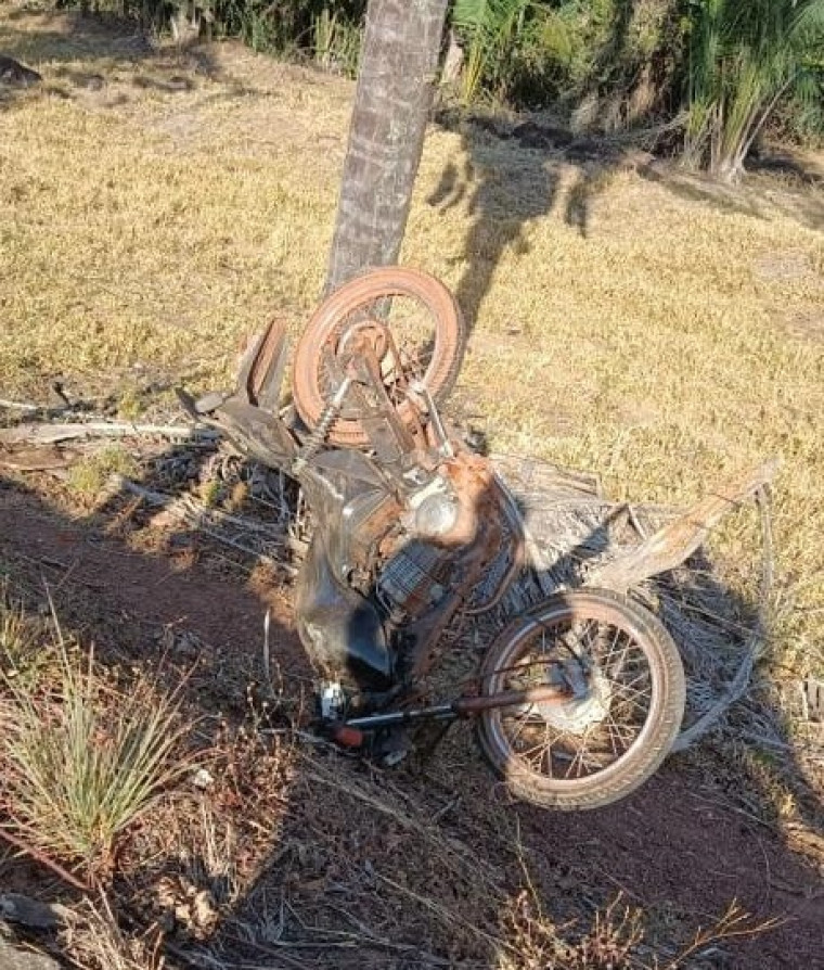 Moto da vítima próximo ao corpo.