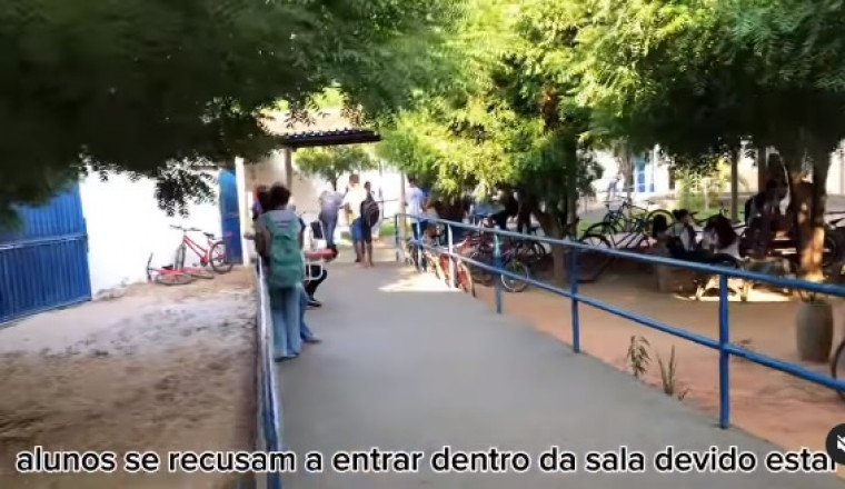 Durante dois dias os alunos realizaram o protesto ficando fora das salas de aula.