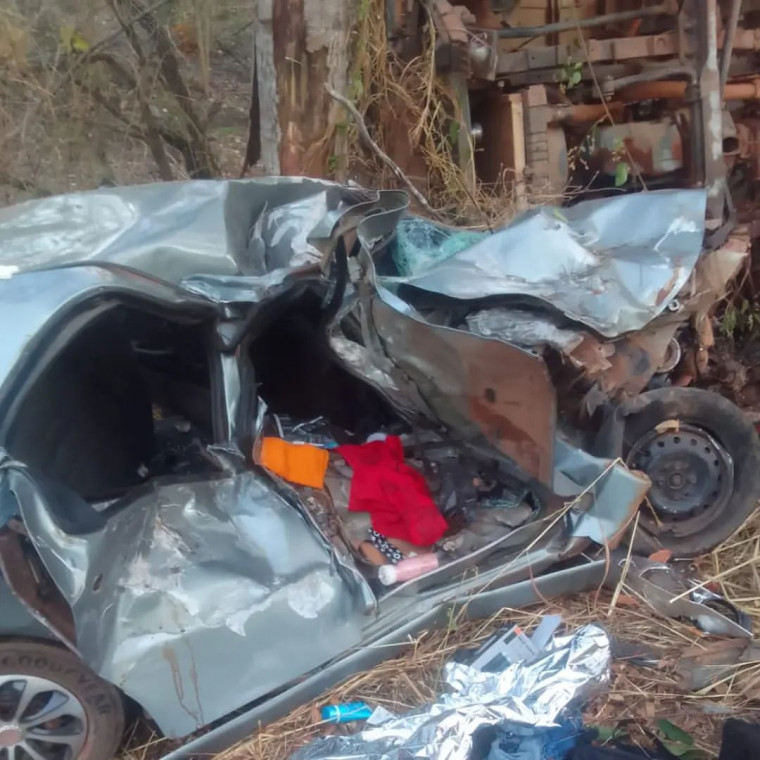 Carro da família ficou destruído.