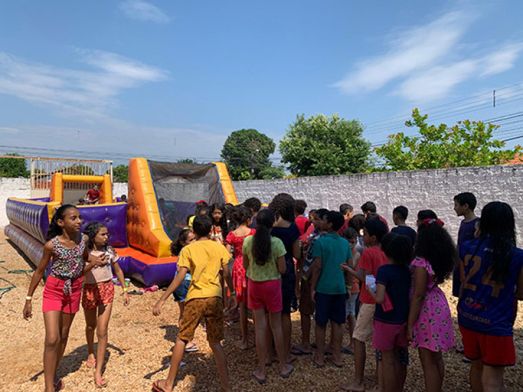 Mais de 200 crianças participaram das brincadeiras.