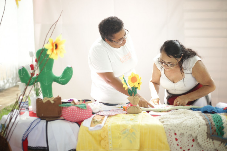 Exposição de produtos feitos pelas mulheres também é feito pelo projeto.