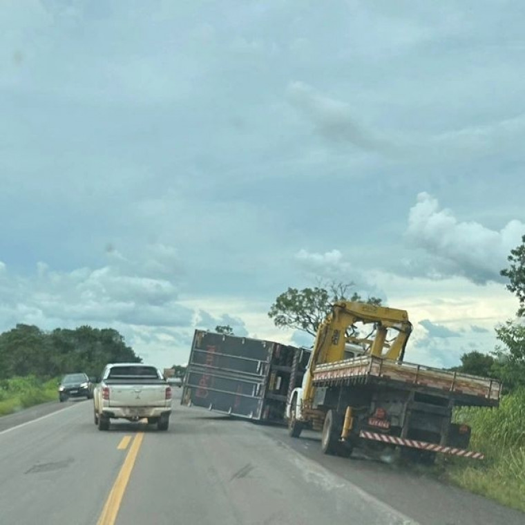 Caminhão tomba e motorista morre na BR-251