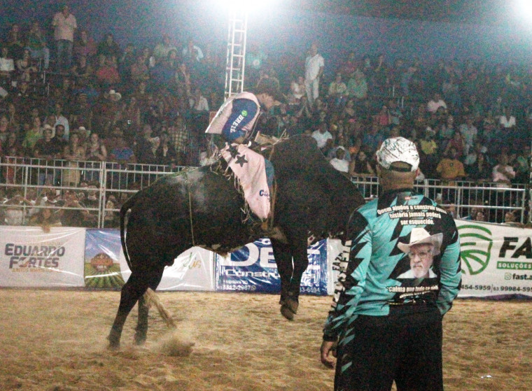 Rodeio na feira agropecuária.