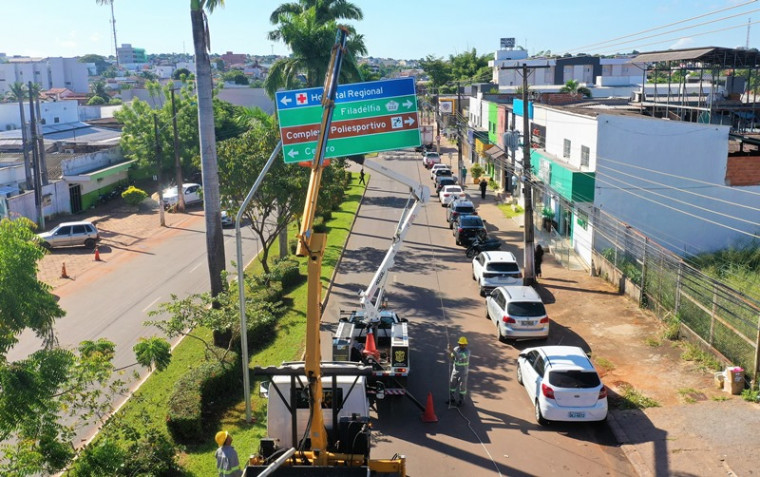 Placa sendo instalada