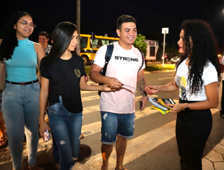 Durante a blitz educativa, os agentes da ASTT e os parceiros distribuíram panfletos