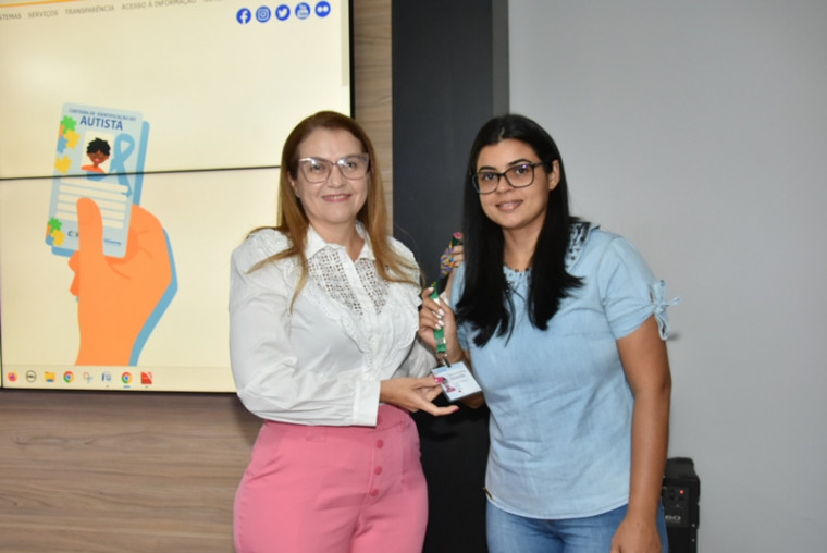 Rosa Helena Ambrório fez a entrega da CIPTEA para uma mãe