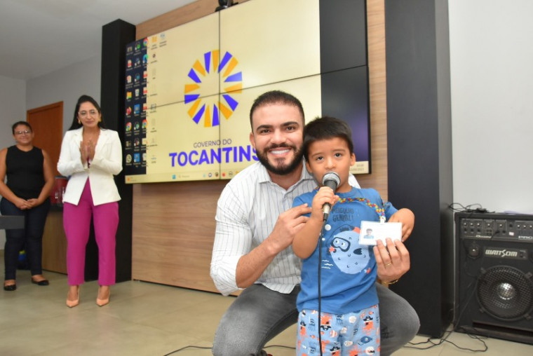 Deputado estadual Léo Barbosa faz a entrega da carteira