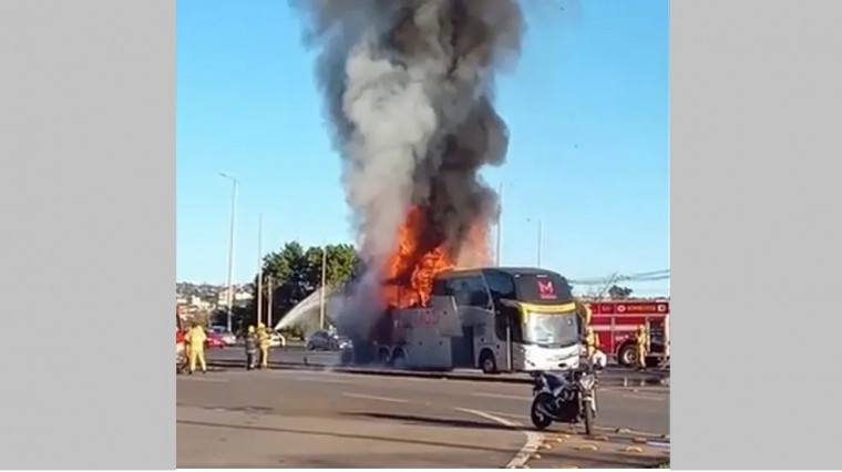 Ônibus com time de futebol pega fogo durante viagem para jogo do Campeonato  Paraibano, Paraíba