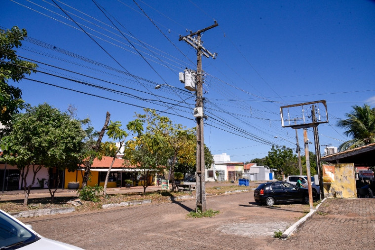 Muitos postes estão localizados no meio das vias