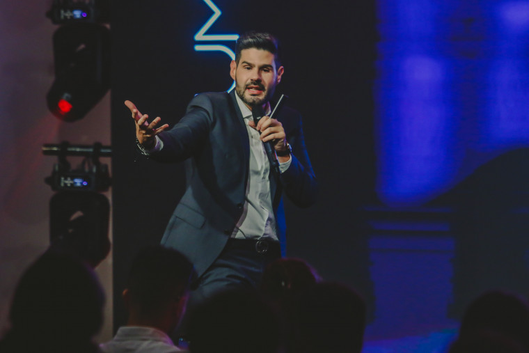 Alex Monteiro é empreendedor e se destaca no marketing digital.