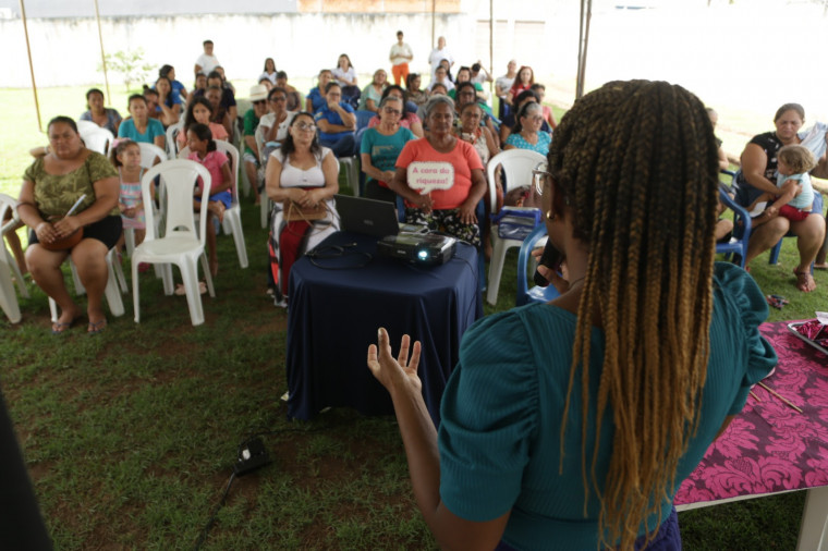 Palestras e orientações para as mulheres.