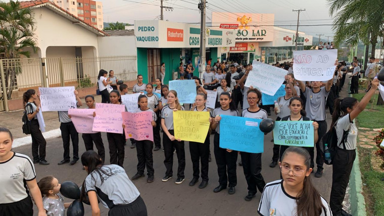 Alunos do Colégio São Vicente fazem protesto por demissões de