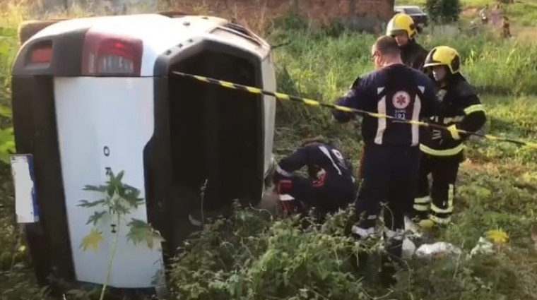 Vítima ficou debaixo do carro.