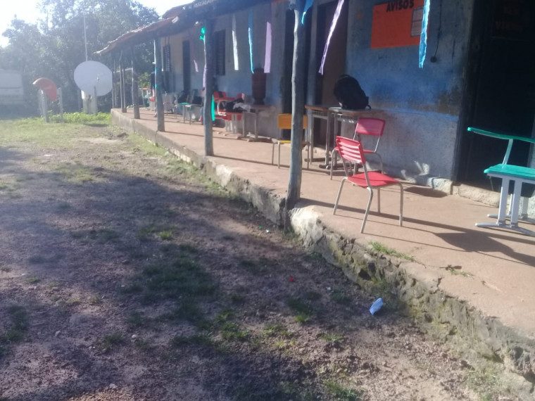Escola sem estrutura na comunidade quilombola.