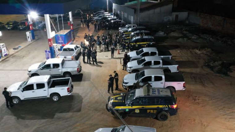 Agentes durante a operação