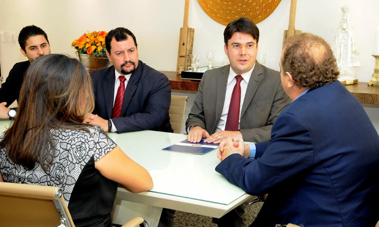 O governador Mauro Carlesse recebeu na manhã desta quinta-feira, 17, integrantes da nova diretoria