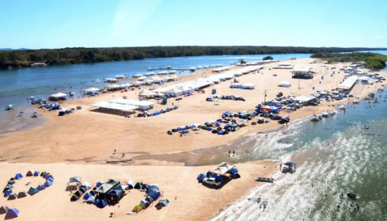 Praia fica às margens do Rio Tocantins