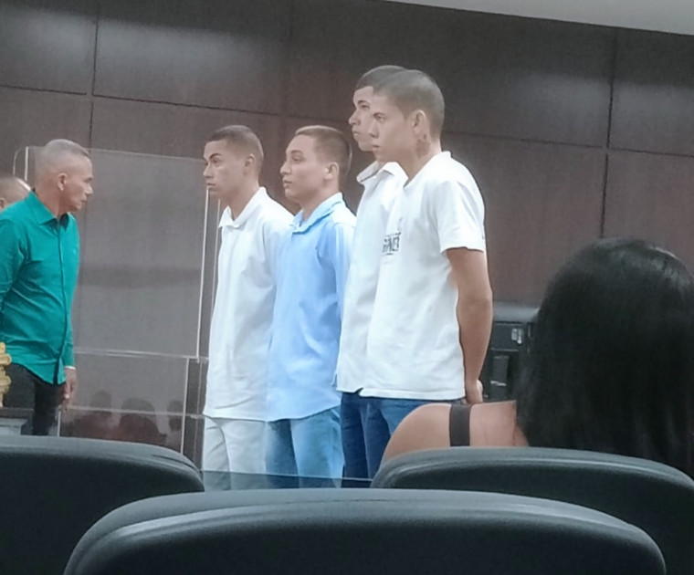 Quatro acusados durante julgamento